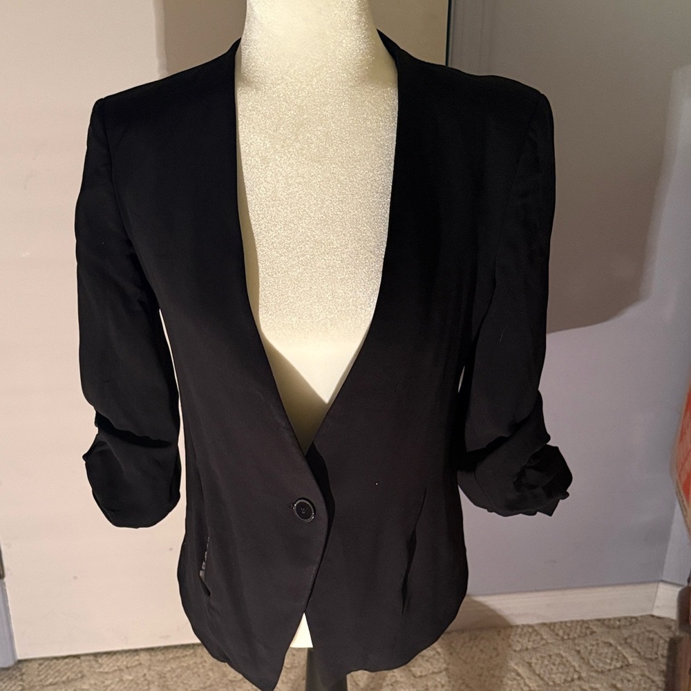 Zara Women's Classic Black Blazer with padded shoulders and pockets